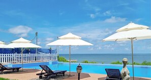 Outdoor pool, pool umbrellas, sun loungers - SV Boutique Resort (Ho Chi Minh City)