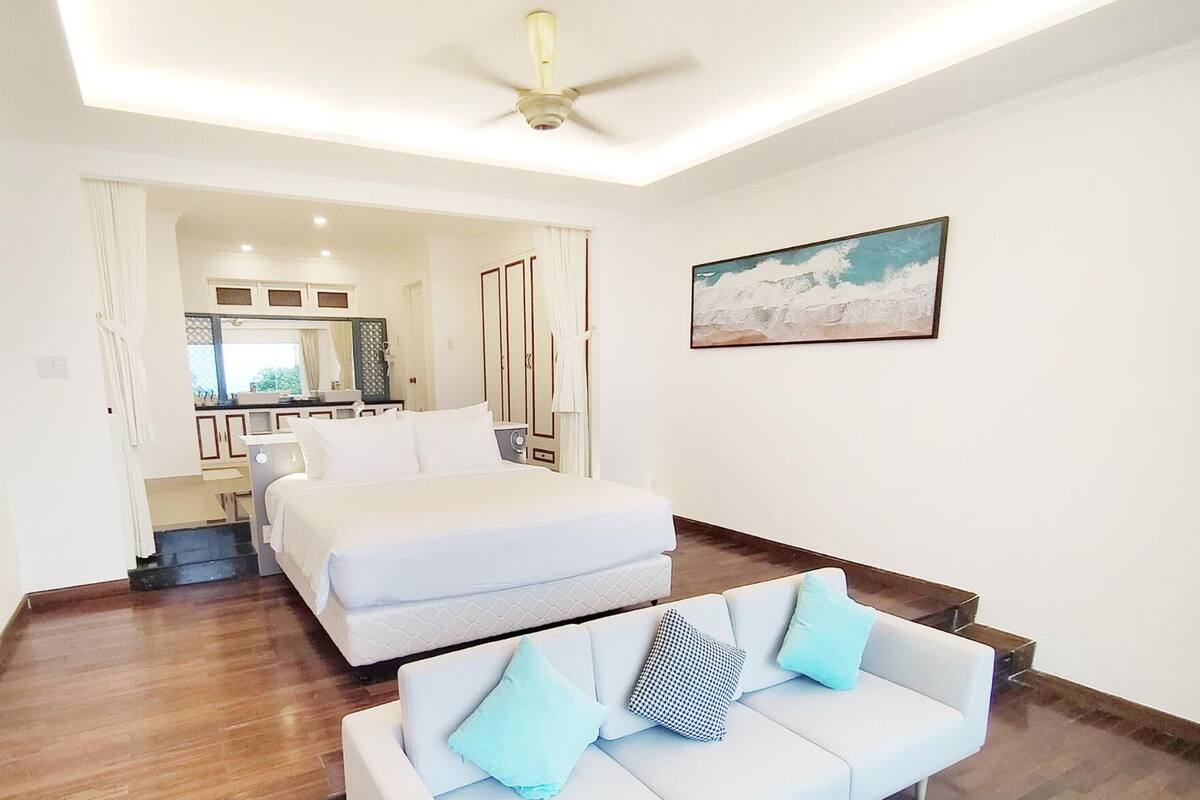 2 عدّة غرف نوم وأغطية فراش متميزة وميني بار وخزنة داخل الغرفة