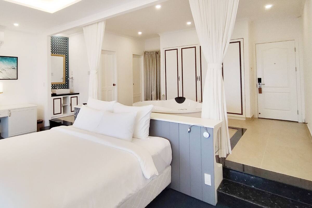 2 عدّة غرف نوم وأغطية فراش متميزة وميني بار وخزنة داخل الغرفة