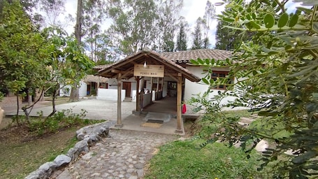 Vista frontal de la propiedad