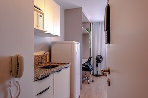 Studio | Private kitchen | Mini-fridge, microwave, stovetop, cookware/dishes/utensils - Studios delicinha no Brás (São Paulo)