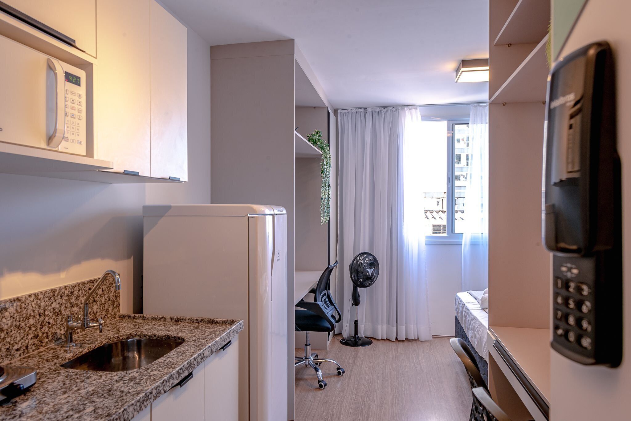 Estudio | Cocina privada | Frigorífico pequeño, microondas, placa de cocina y utensilios de cocina