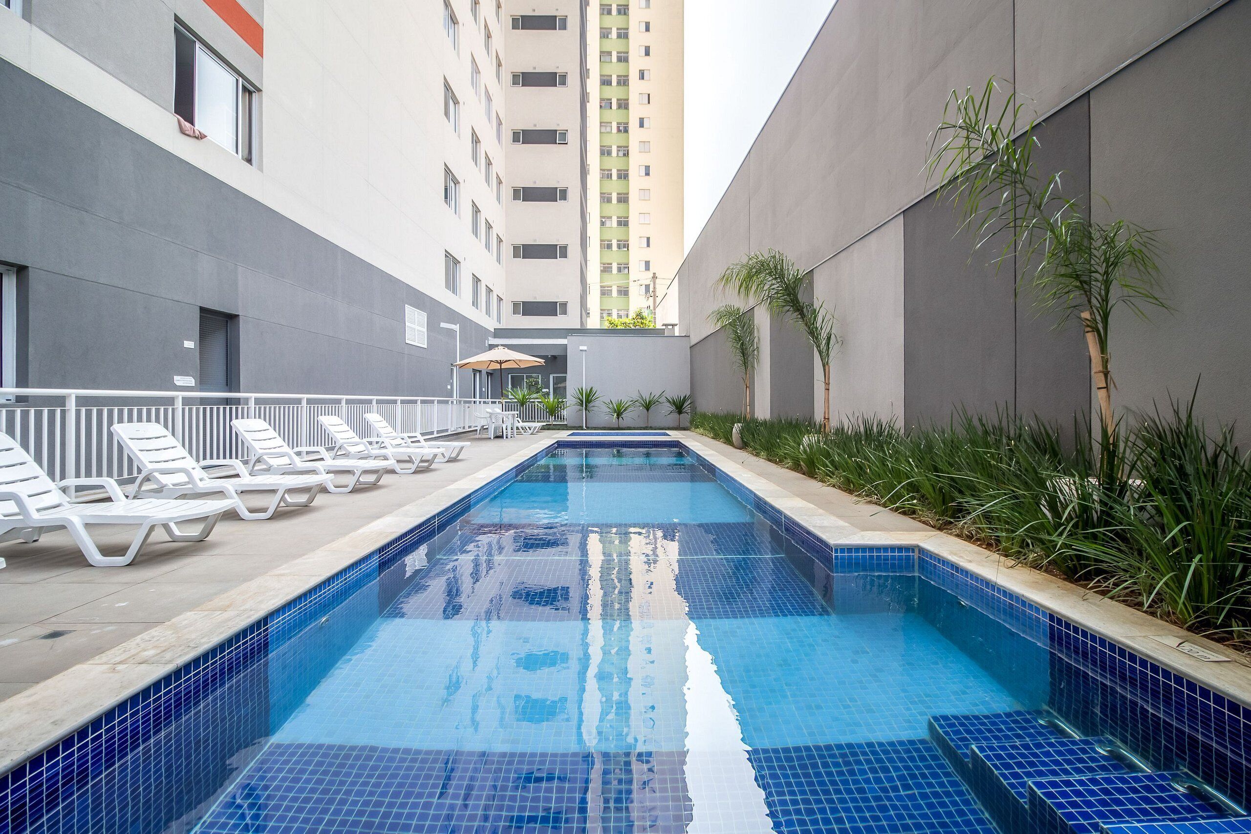 Piscina externa, funciona das 10h às 20h, espreguiçadeiras