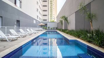 Piscina externa, funciona das 10h às 20h, espreguiçadeiras