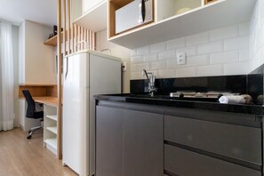 Studio | Private kitchen | Mini-fridge, microwave, stovetop, cookware/dishes/utensils - Studios delicinha no Brás (São Paulo)