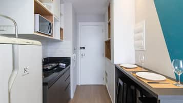 Studio | Private kitchen | Mini-fridge, microwave, stovetop, cookware/dishes/utensils