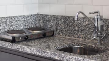 Estúdio | Cozinha privada | Frigobar, micro-ondas, cooktop, talheres/pratos/utensílios de cozinha