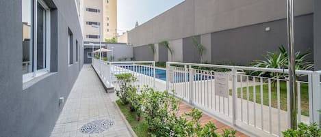 Estudio | Piscina | Una piscina al aire libre (de 10:00 a 20:00), tumbonas