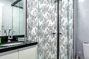 Apartamento econômico | Banheiro | Chuveiro, toalhas de banho, sabonete, shampoo