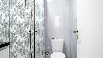 Appartement Économique | Salle de bain | Douche, serviettes fournies, savon, shampoing