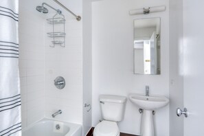 Sèche-cheveux, serviettes fournies