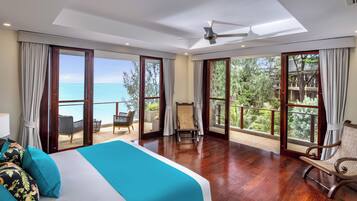 Caja de seguridad en la habitación y escritorio