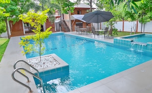 Una piscina al aire libre