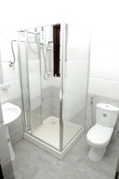 Shower, free toiletries, bathrobes, towels