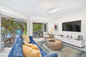 TV - Coral Horizons Beachfront Apartment (Cairns)
