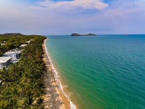 On the beach - Coral Horizons Beachfront Apartment (Cairns)