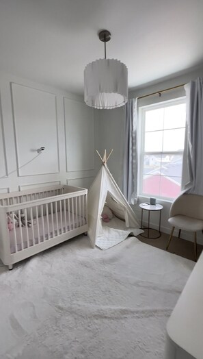 4 bedrooms, in-room safe, desk, iron/ironing board