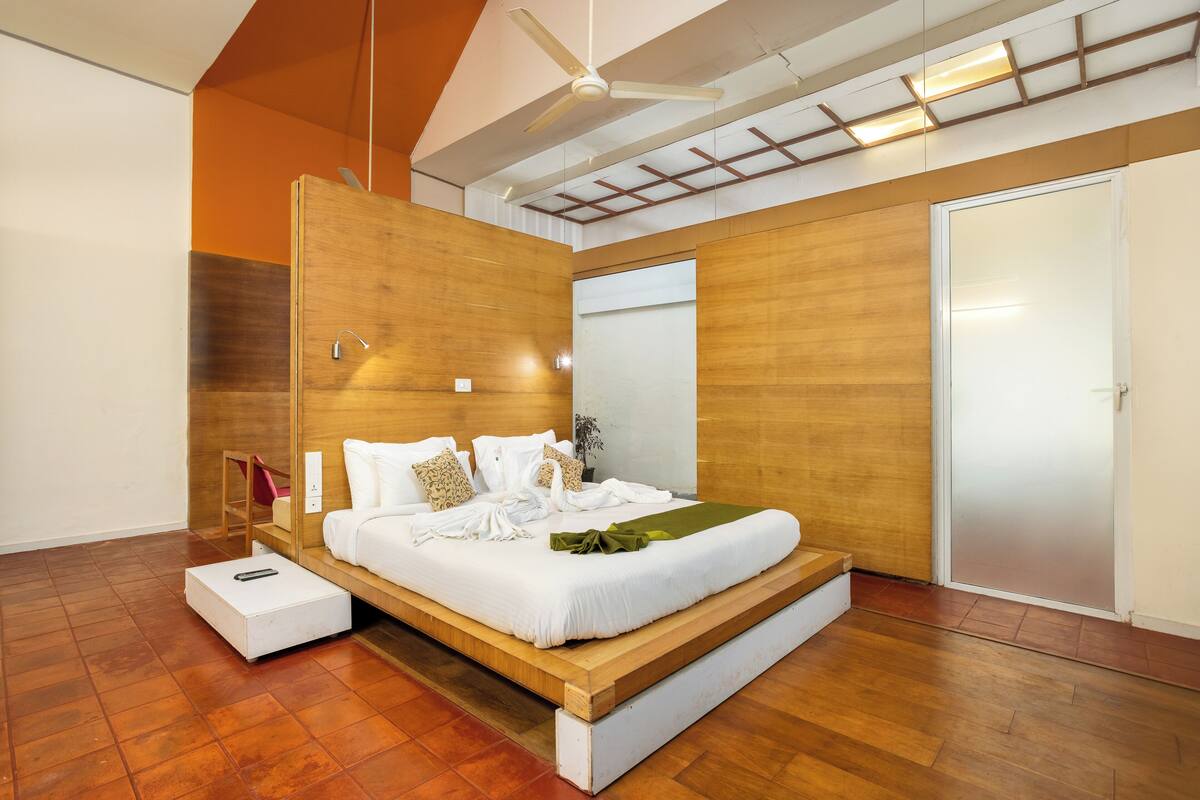 Suite | Premium bedding, desk, soundproofing, iron/ironing board (on request)