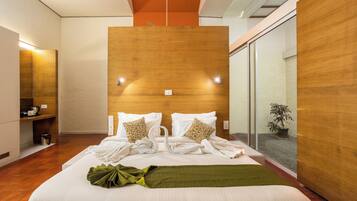 Suite | 1 bedroom, premium bedding, desk, soundproofing