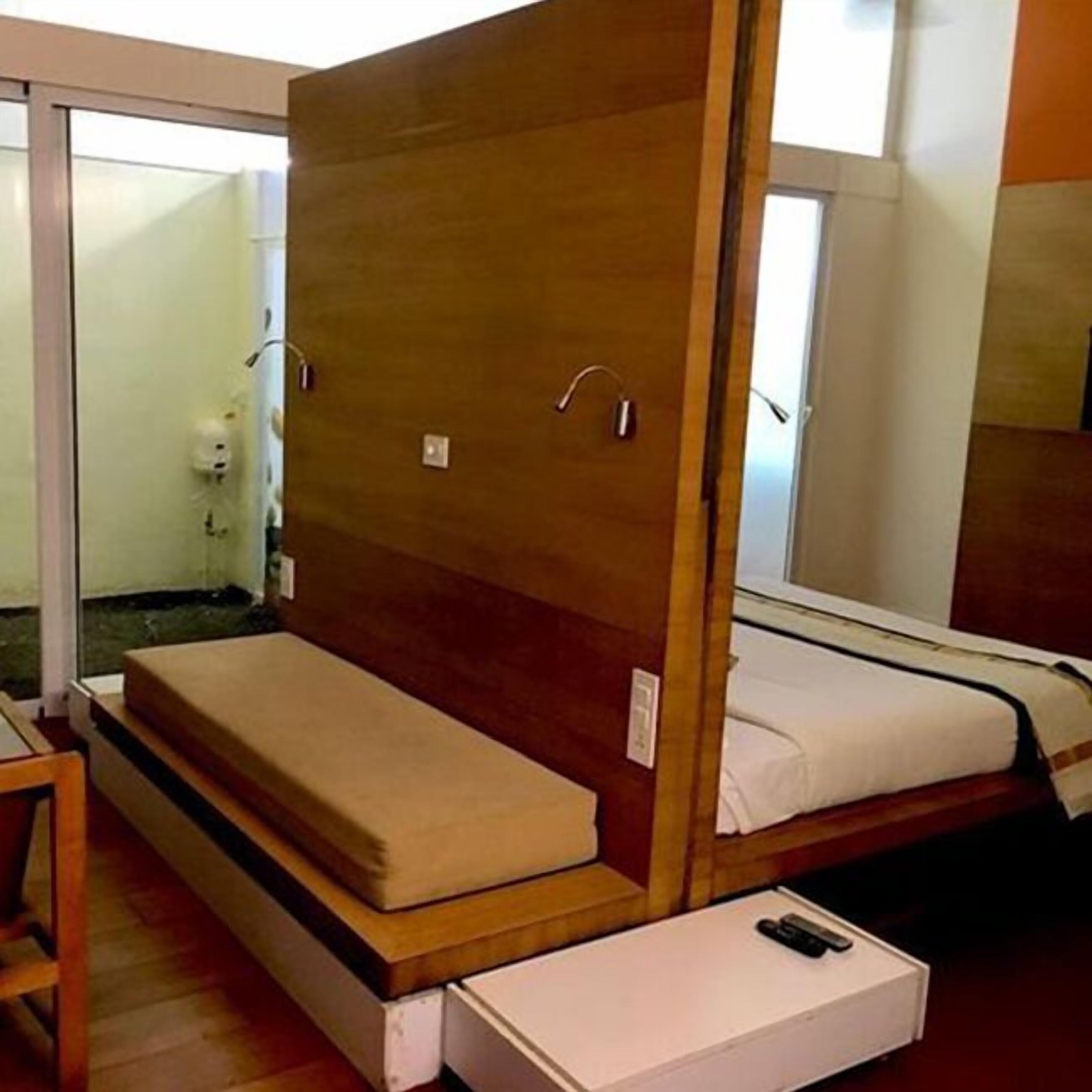 고급 침구, 책상, 방음 설비, 다리미/다리미판