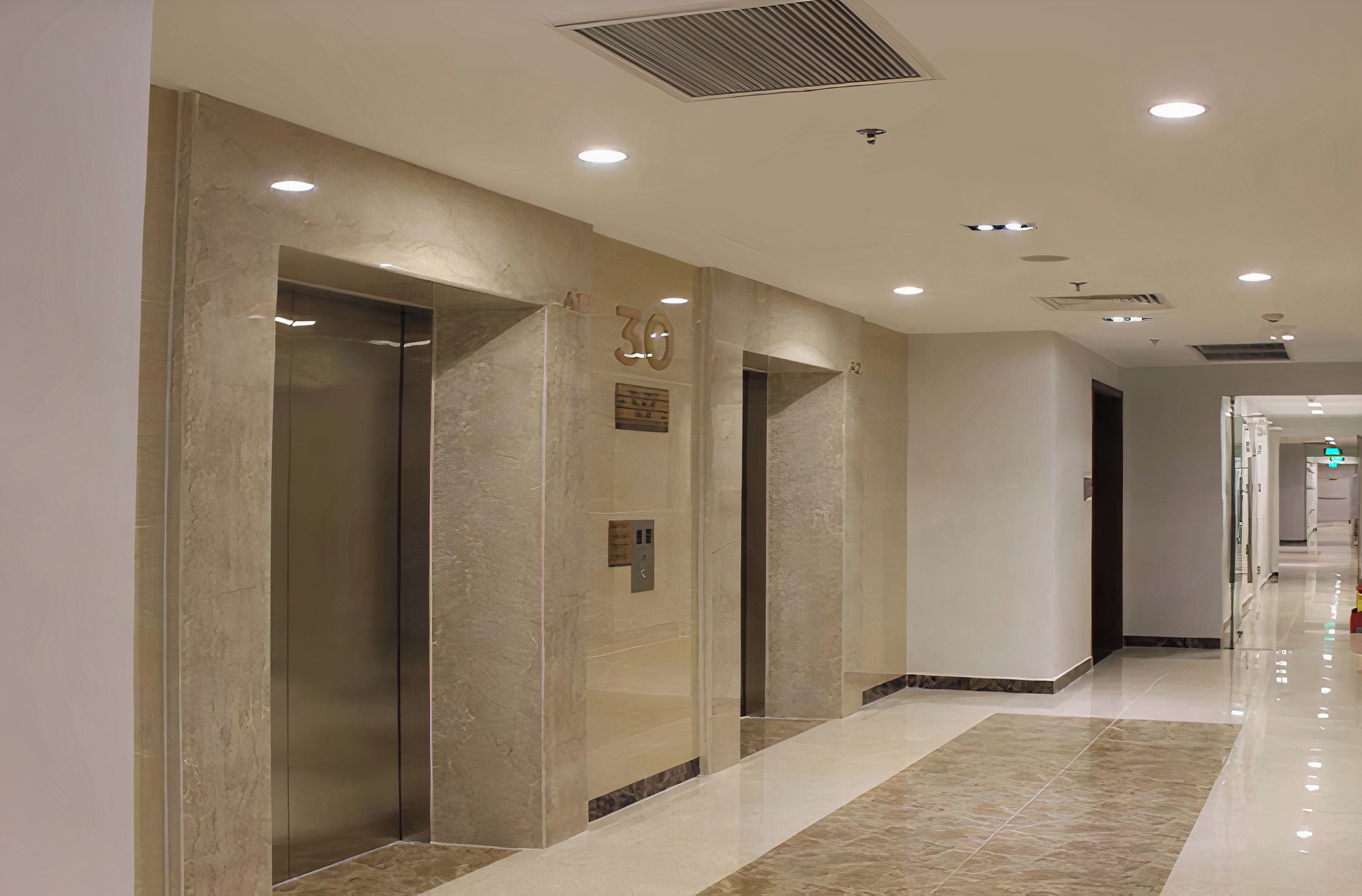 Corredor moderno com elevadores, um extintor de incêndio e uma placa indicando que o edifício é um apartamento urbano.