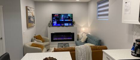 Een smart-tv en een open haard