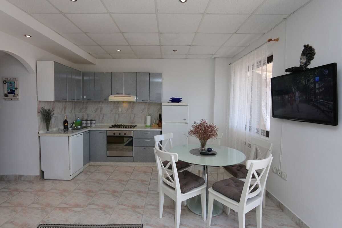Kühlschrank, Ofen, Wasserkocher mit Kaffee-/Teezubehör