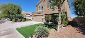 Exterior - Charming 4 bed / 3 bath house, full amenities! (Sun City)