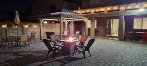 Outdoor dining - Charming 4 bed / 3 bath house, full amenities! (Sun City)