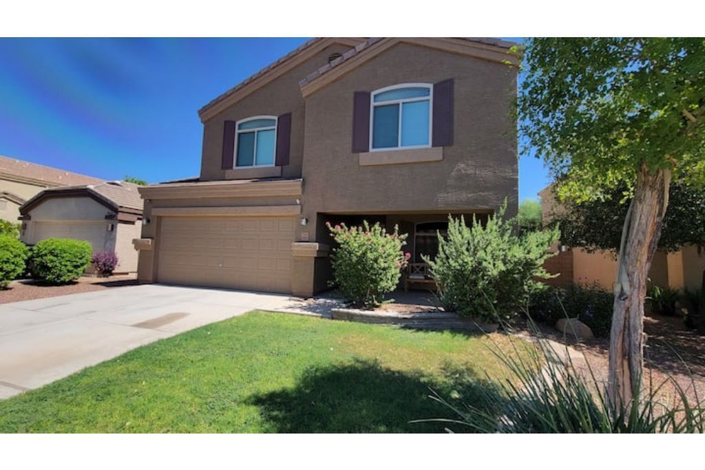 Charming 4 bed / 3 bath house, full amenities!
