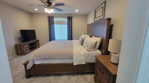 4 bedrooms, in-room safe, desk, iron/ironing board