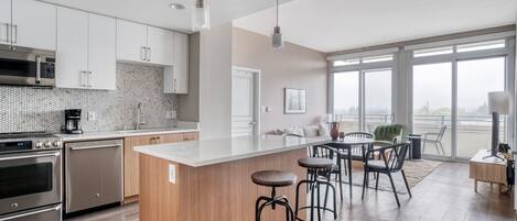 Jääkaappi, mikroaaltouuni, uuni, astianpesukone