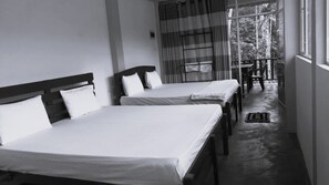 2 dormitorios y tabla de planchar con plancha