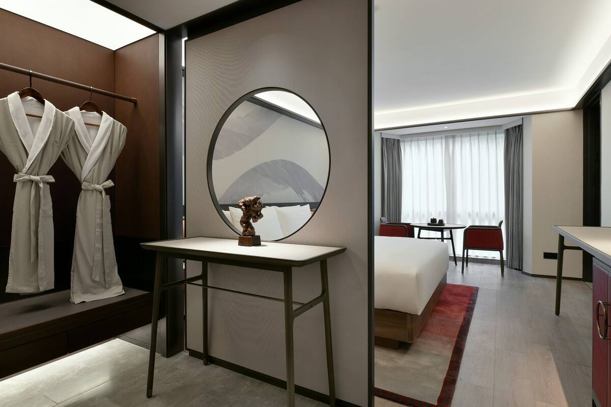 Premium bedding, down duvets, free minibar, laptop workspace