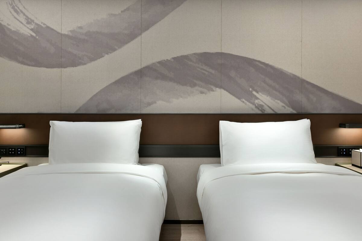 Deluxe Twin Room | Premium bedding, down duvets, free minibar, laptop workspace