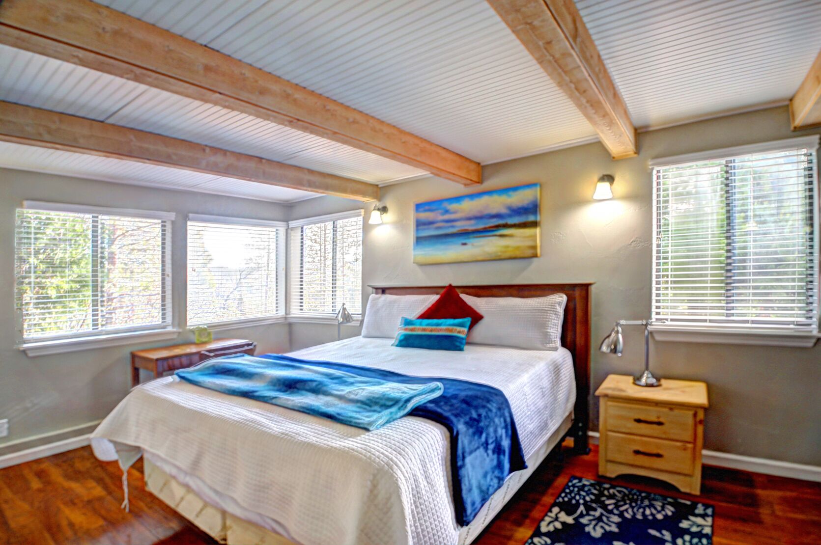 3 bedrooms, desk, WiFi, bed sheets