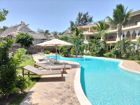 Una piscina al aire libre