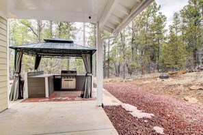 Terrace/patio - Pinetop-Lakeside Home w/ Private Hot Tub & Bar (Lakeside)