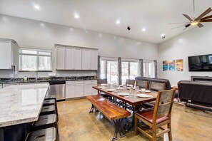Dining - Pinetop-Lakeside Home w/ Private Hot Tub & Bar (Lakeside)