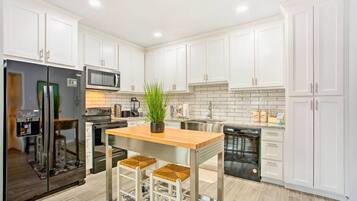 Fridge, microwave, stovetop, dishwasher