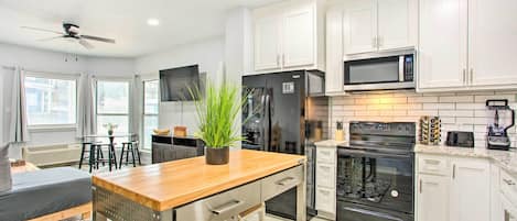 Fridge, microwave, stovetop, dishwasher