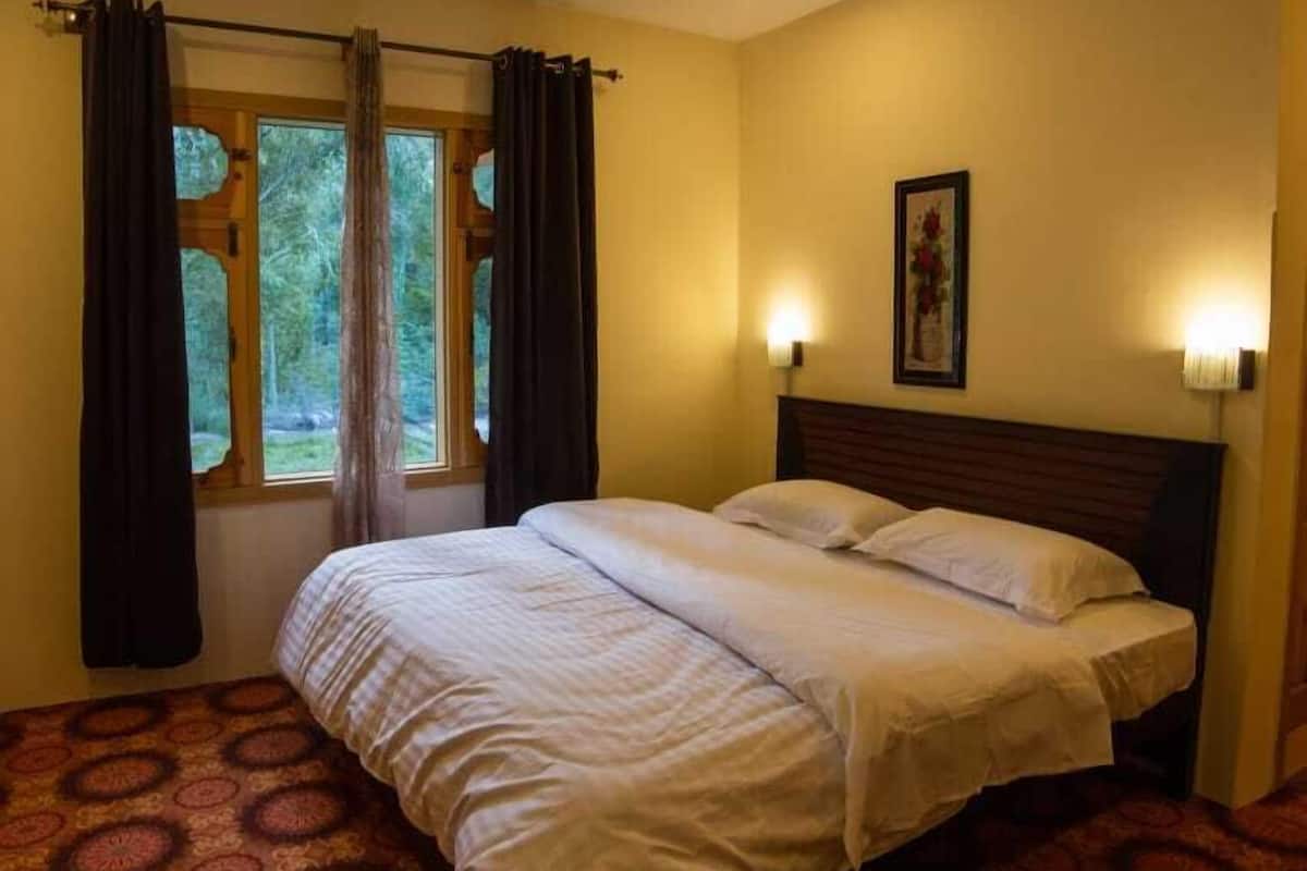 Deluxe kamer | Een bureau, gratis wifi, beddengoed