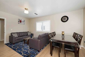 Interior - Nice Trendy Cozy Place in Miracle Mile (Los Angeles)