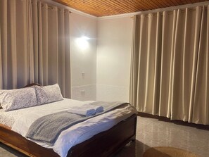 4 slaapkamers, een bureau, een strijkplank/strijkijzer, gratis wifi