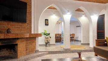 Smart-tv, eldstad och böcker