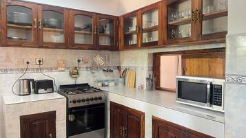 冰箱、微波炉、烤箱、电热水壶