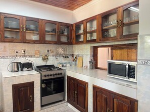 Fridge, microwave, oven, electric kettle - Toiwo Residence Arusha 1.2km to city center (Arusha)