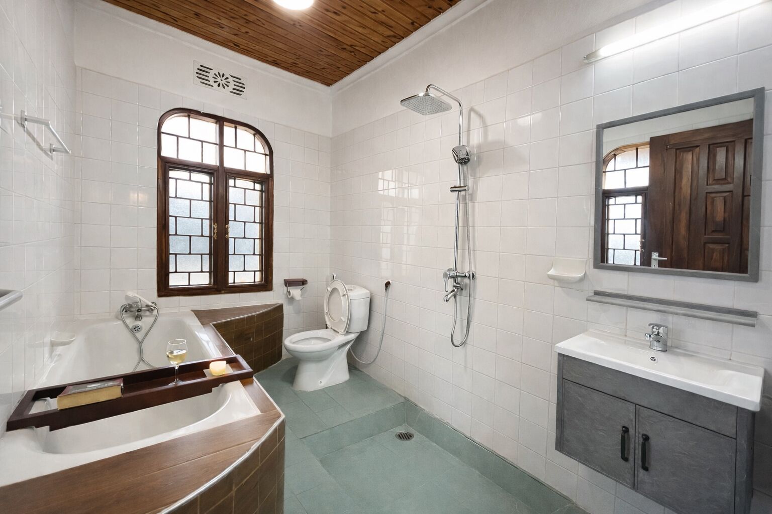 Ein modernes Badezimmer mit Badewanne, Toilette und Dusche.