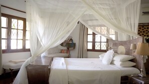 Luxury Villa | 4 bedrooms, blackout drapes, iron/ironing board, free WiFi - Simba Wakike Luxury Villa (Watamu)