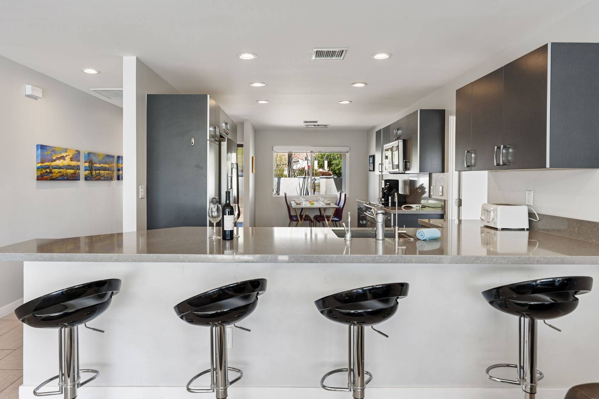 Réfrigérateur, four à micro-ondes, un four, surface de cuisson